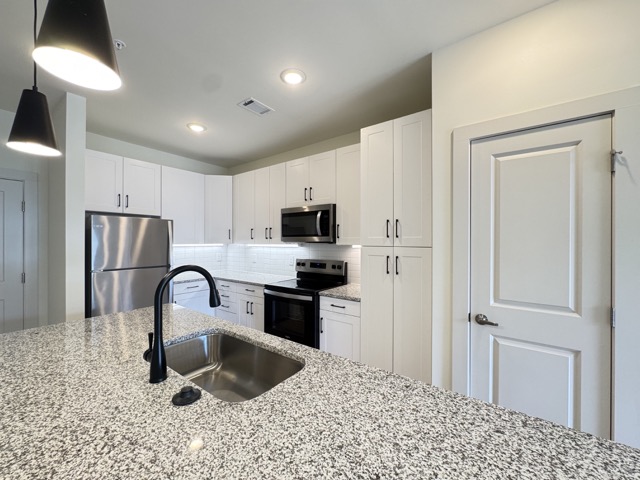 Kitchen of 1b/1b Alley Floor Plan Apartment at Sage North in White House, Tennessee